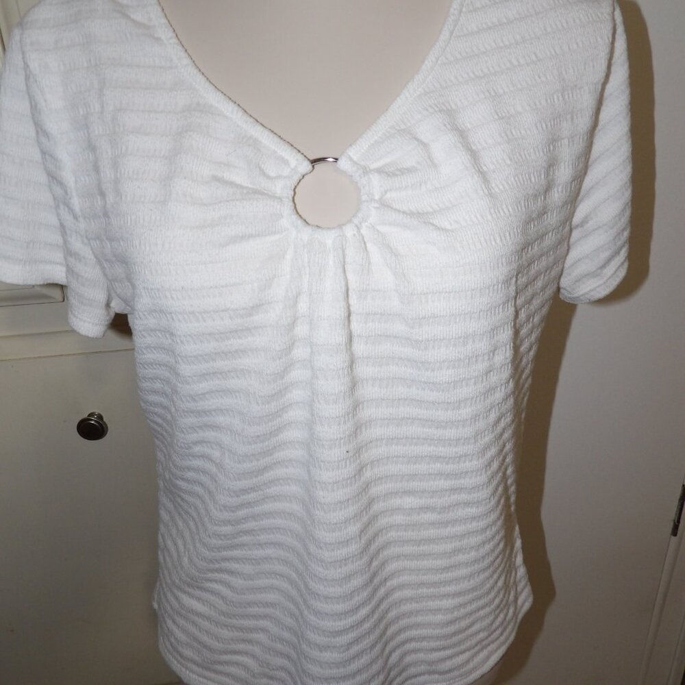 No Boundaries sz XL White Raised Stripes with Circle at V-neck, Short Sleeves